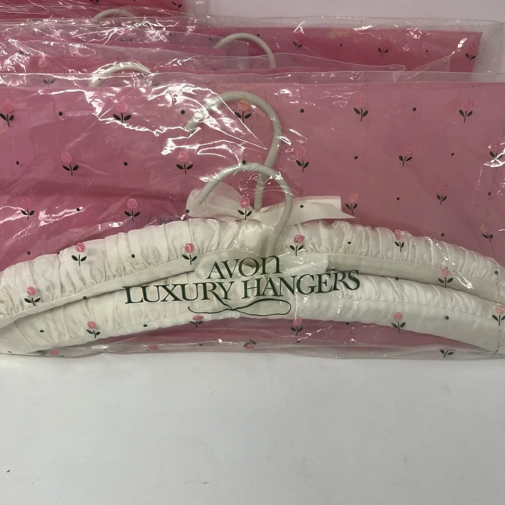 VTG Satin Luxury Clothes Hangers IVORY 14 Hangers NEW OLD STOCK 1986 Avon